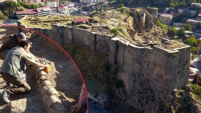 Bitlis Kalesinde ki çalışmalar turizmcileri bezdirdi.