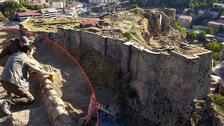 Bitlis Kalesinde ki çalışmalar turizmcileri bezdirdi.