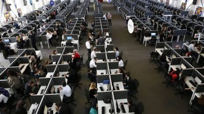 Bitlis’te MHRS Çağrı Merkezi’nde çalışanlar, şirket devir süreci nedeniyle büyük